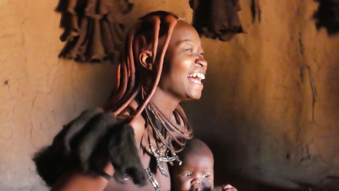 Damara, Himba, San & Co – „Hallo!“ heißt hier „Aiiii!“