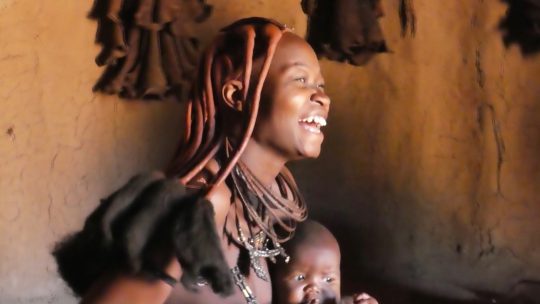 Damara, Himba, San & Co – „Hallo!“ heißt hier „Aiiii!“